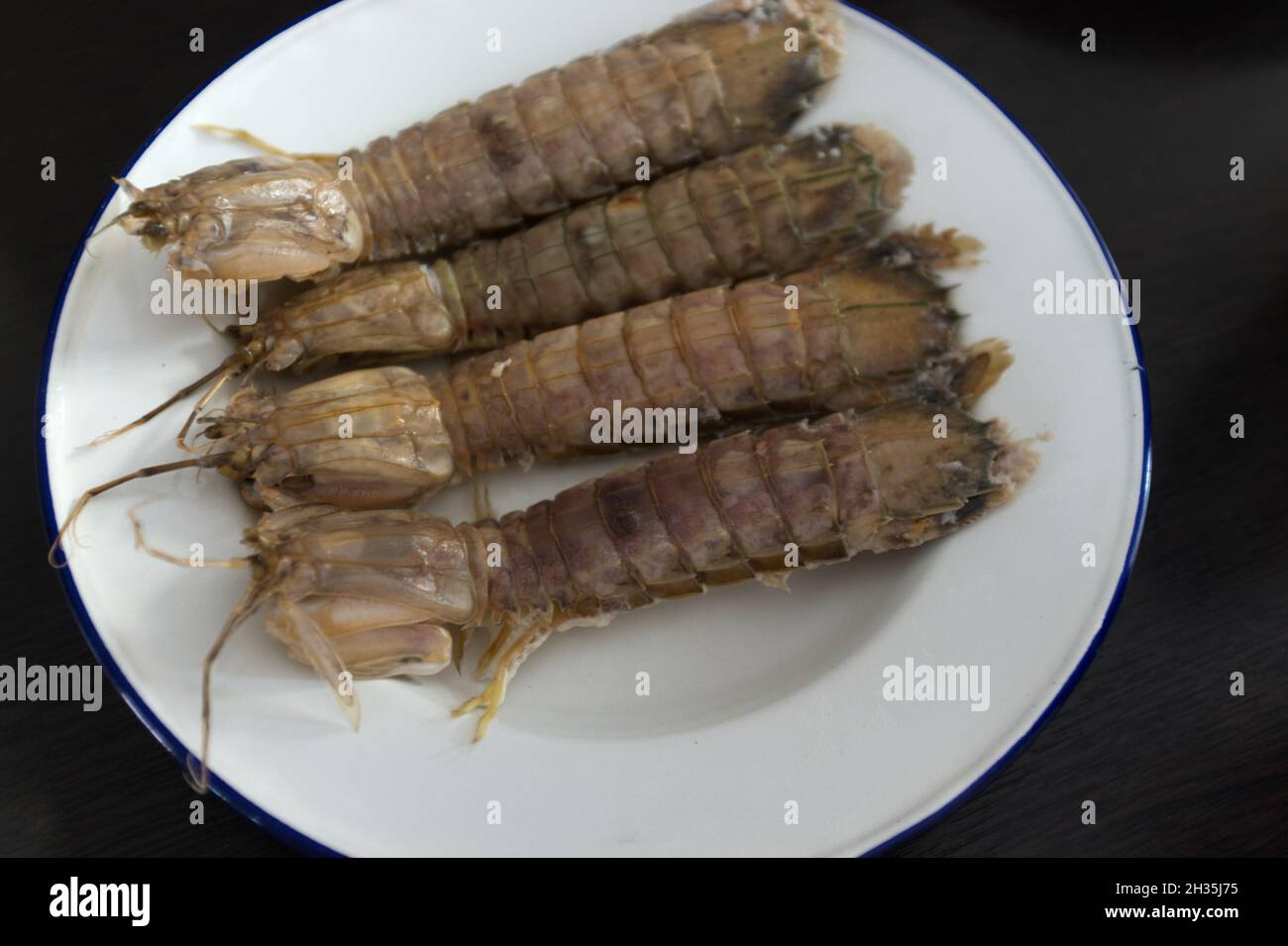 écrevisses ou crevettes mantis cuites à la vapeur ou stomatopodes sur une assiette blanche Banque D'Images