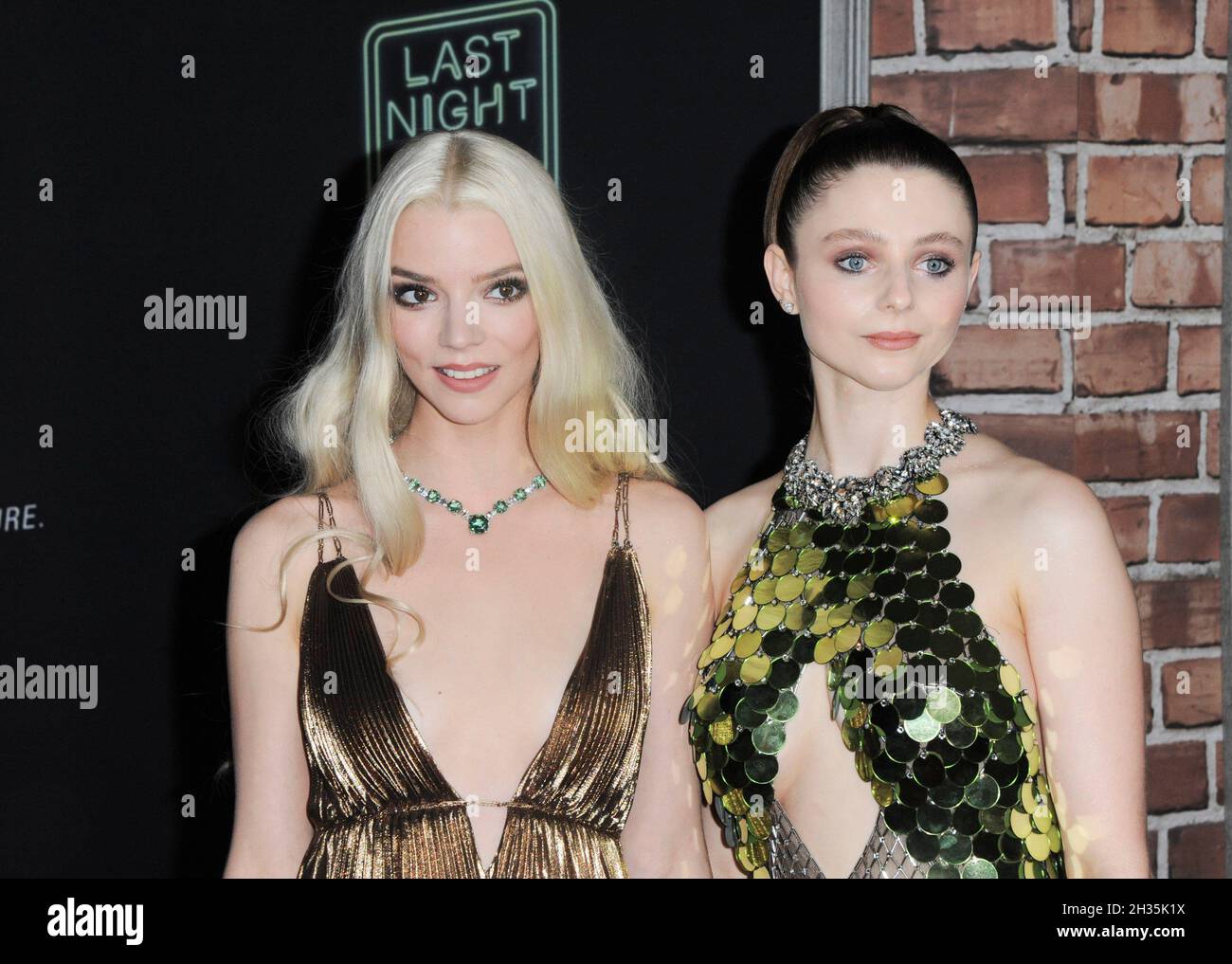 Los Angeles, Californie.25 octobre 2021.Anya Taylor-Joy, Thomasin McKenzie à l'arrivée pour LA DERNIÈRE NUIT DANS SOHO Premiere, Academy Museum of Motion Pictures, Los Angeles, CA 25 octobre 2021.Crédit : Elizabeth Goodenough/Everett Collection/Alay Live News Banque D'Images