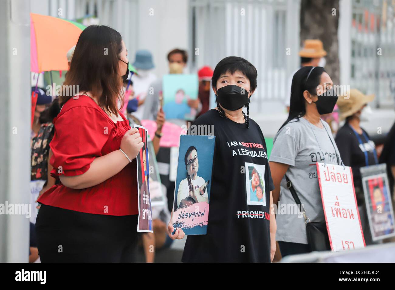Bangkok, Thaïlande.24 octobre 2021.Mère de prisonnier politique a rejoint en silence 1.12 heures en stand par le groupe de protestataires « Resistant Citizen » pour la justice de protestation et exigent la libération des leaders de protestation et de prisonnier politique par la loi de la Majesté lese (Article 112 du Code pénal) devant la Cour suprême.(Photo par Edirach Toumlamoon/Pacific Press) crédit: Pacific Press Media production Corp./Alay Live News Banque D'Images