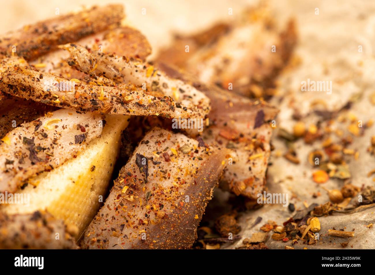 Tranches de bacon maison au poivre et tranches de pain, gros plan, sélection sélective Banque D'Images