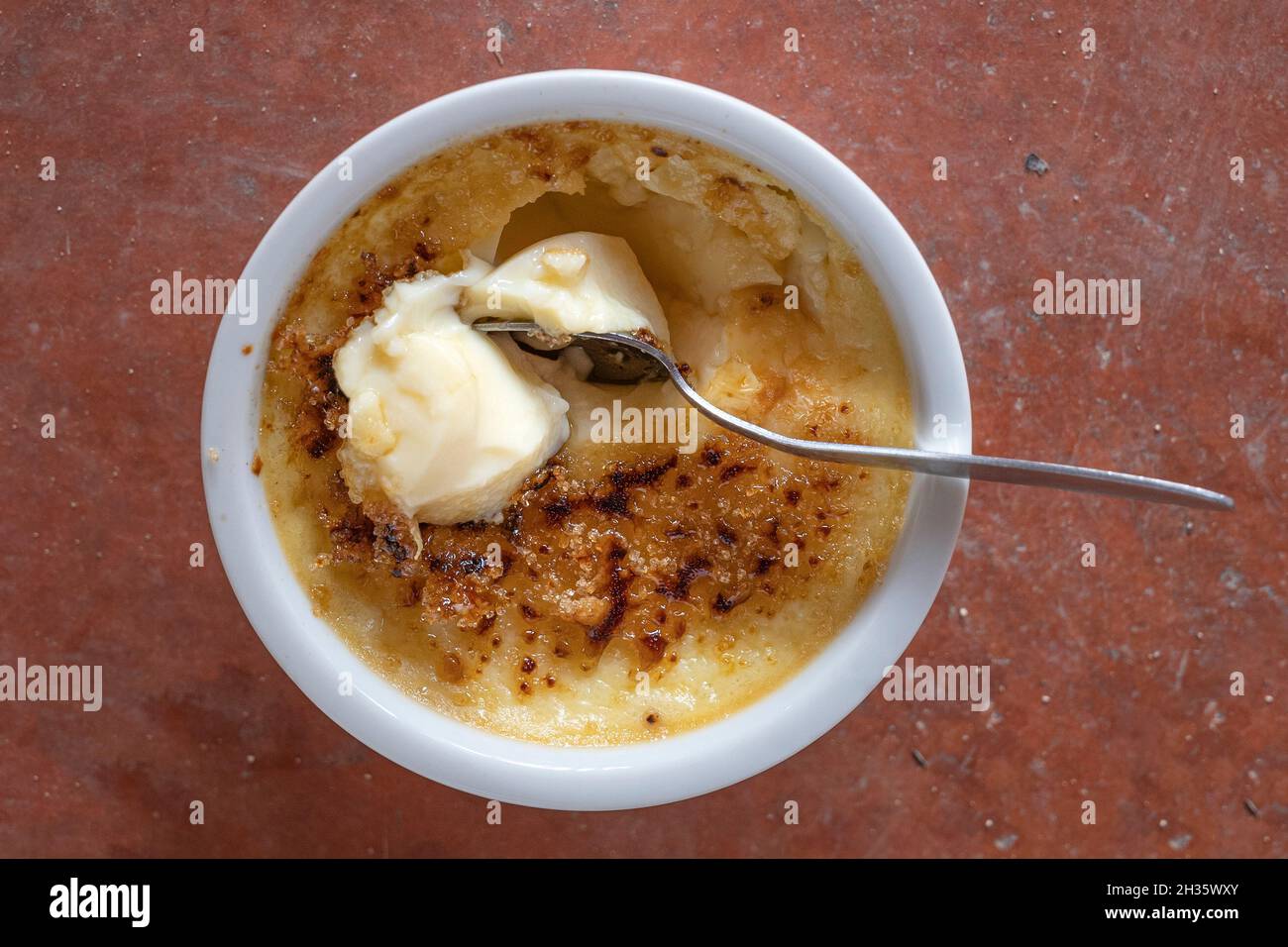 Crème maison brûlée par Alain Baillou, chef du restaurant au Bastignac à Labastide-d’Armagnac, France Banque D'Images