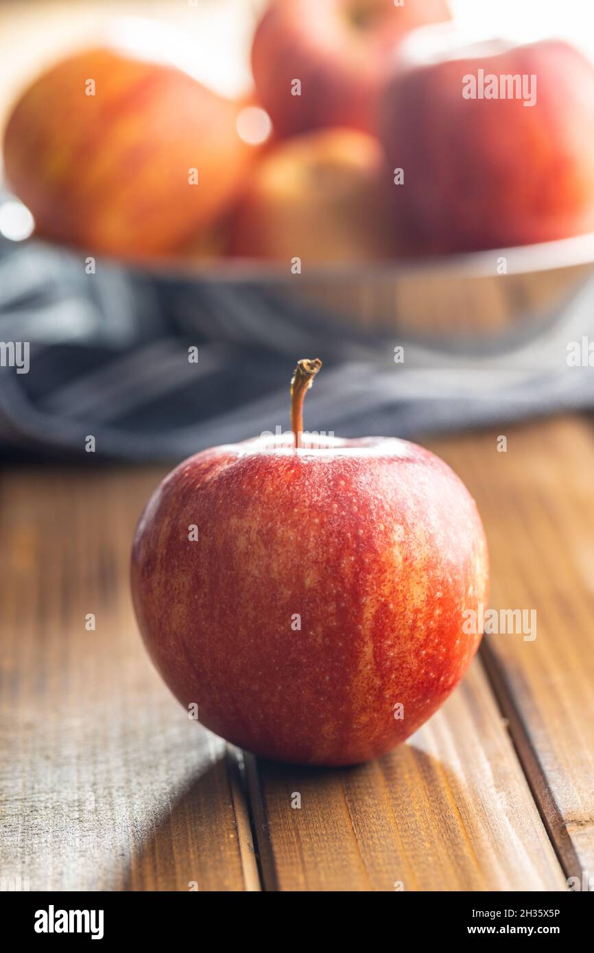 Pommes fraîches d'automne sur une table en bois. Banque D'Images