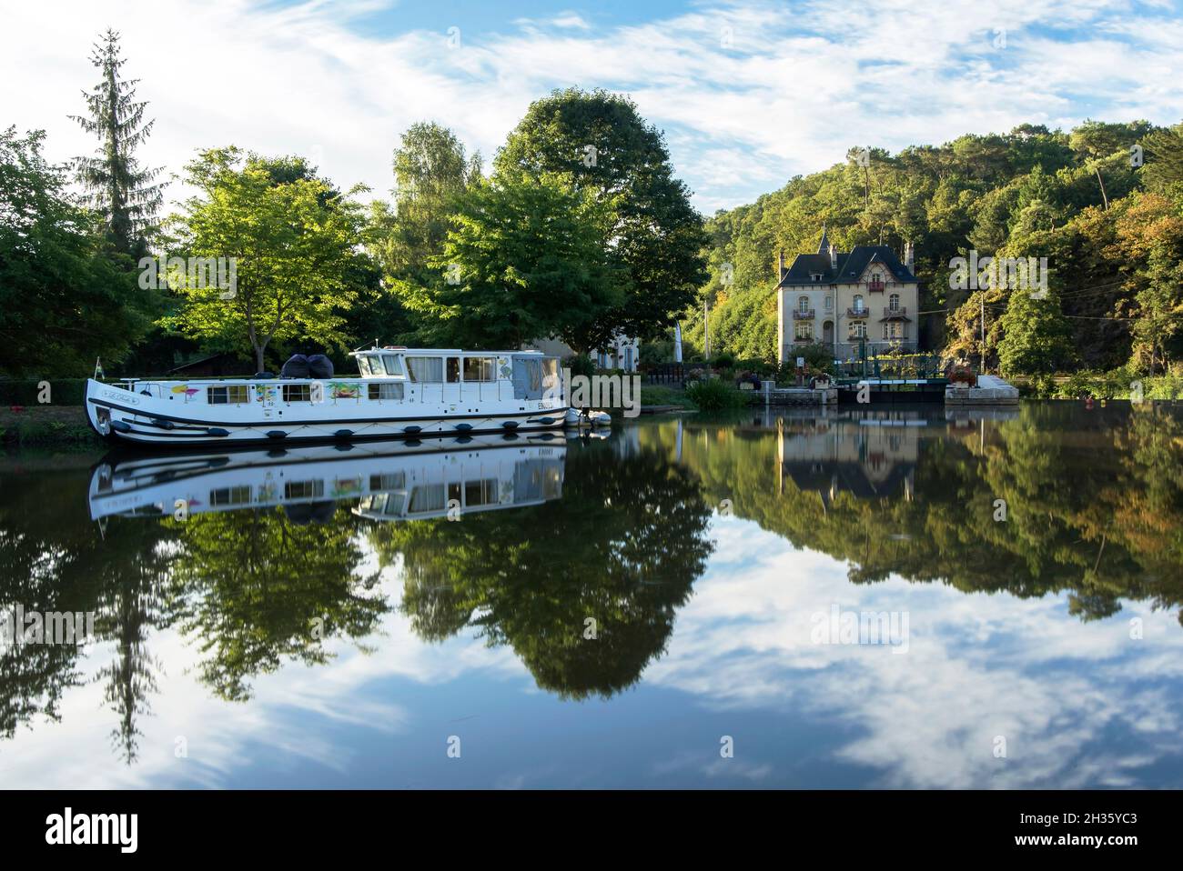 Rohan (Bretagne, NordOuest de la France) Péniche sur le canal de