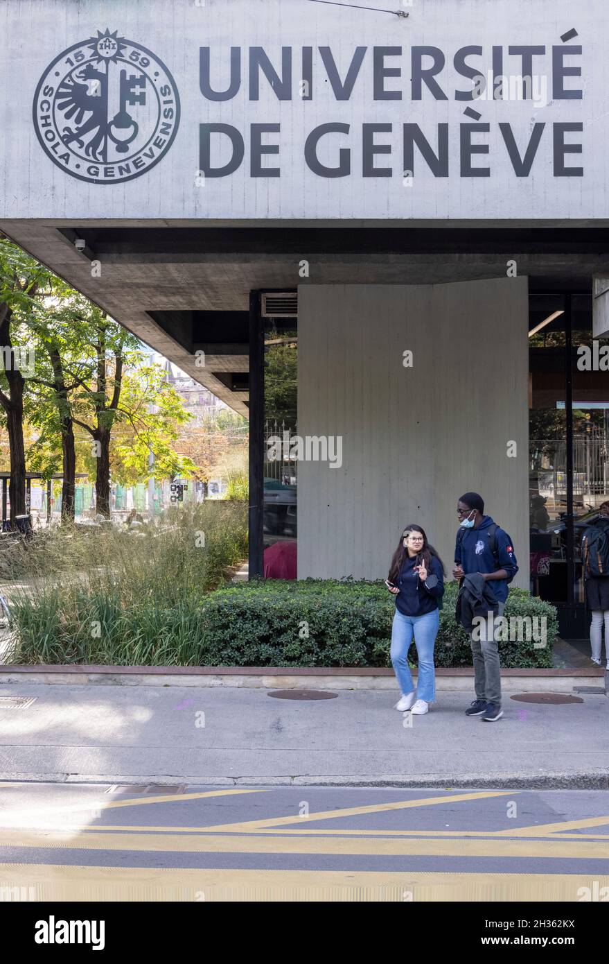 Étudiants à l'extérieur de l'Université de Genève, immeuble Uni Datour, Genève, Suisse Banque D'Images