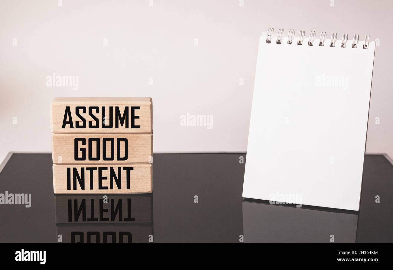 Supposez Une Bonne Intention Citation Inspiree Sur Des Blocs De Bois Avec Bloc Notes Pour Ecrire Sur Fond Blanc Et Noir Concept De Positivite Photo Stock Alamy