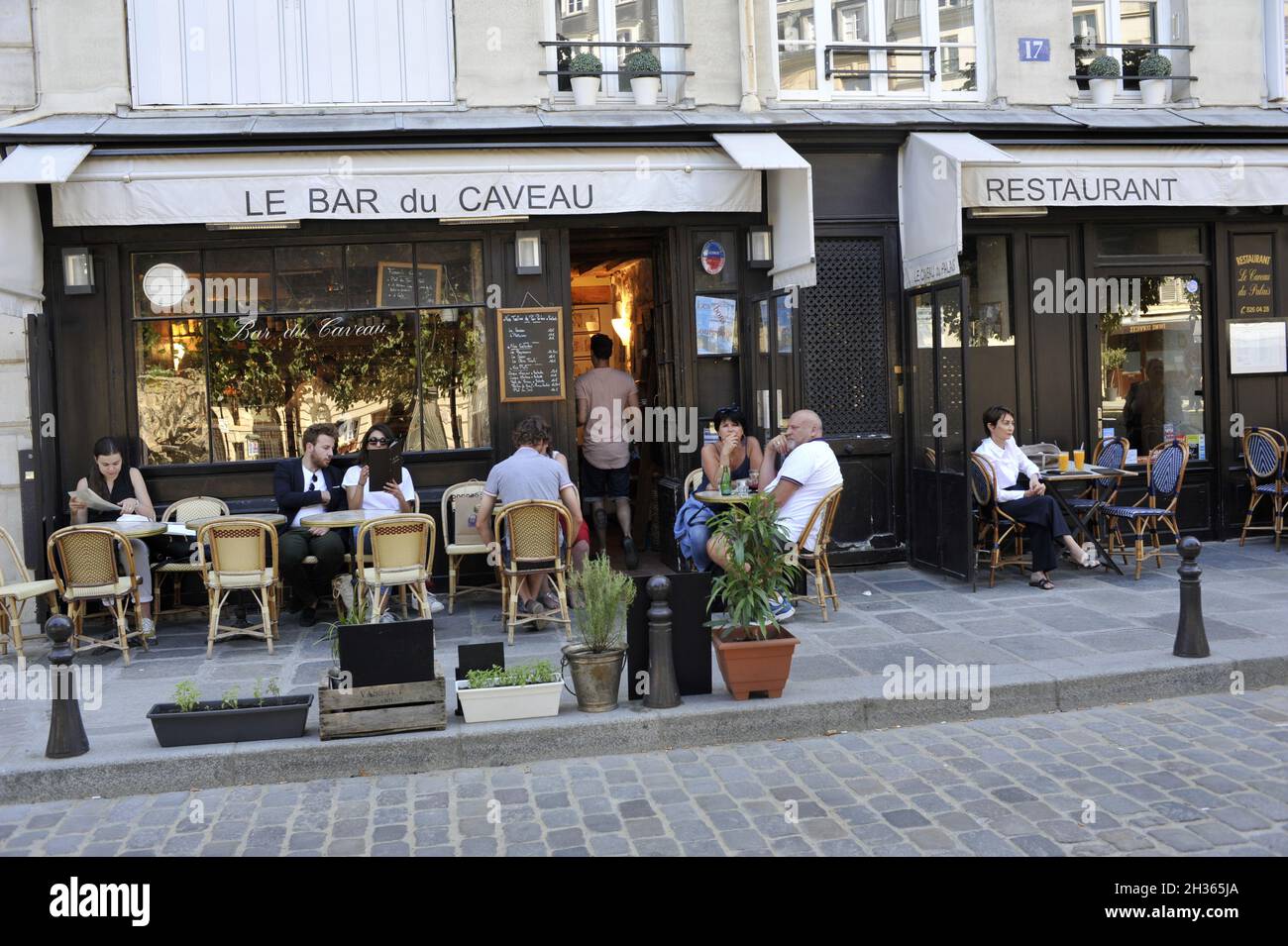 FRANCE.PARIS (75) 4E DT.ILE DE LA CITÉ.LA PLACE DAUPHINE.BAR LE CAVEAU DU PALAIS Banque D'Images