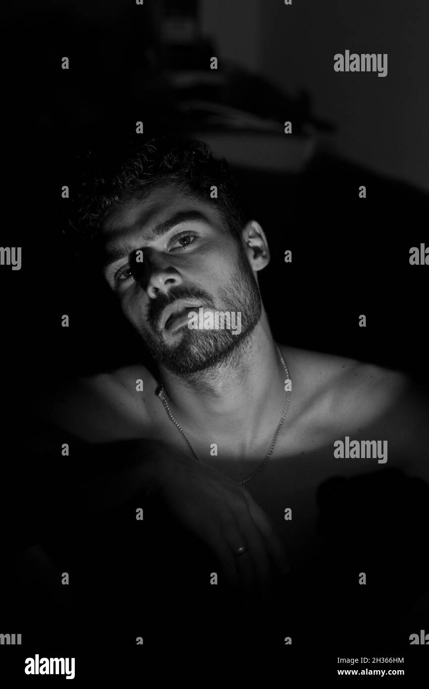 jeune homme beau au bw.Photos en portrait Banque D'Images