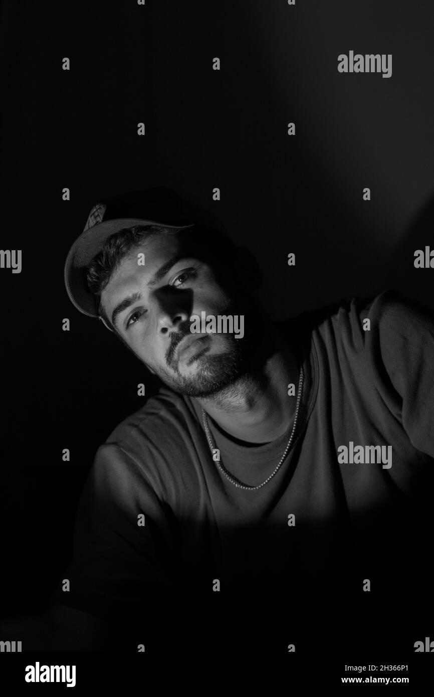 jeune homme beau au bw.Photos en portrait Banque D'Images