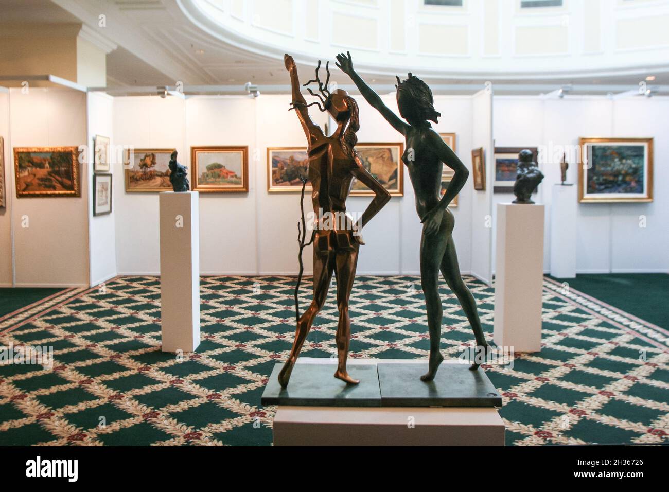 Bucarest, Roumanie, le 23 juin 2009 : statues et peintures dans Artmark Gallery. Banque D'Images