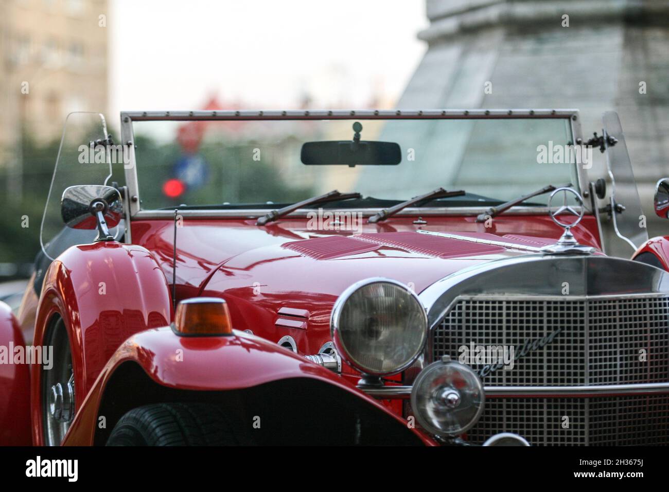 Bucarest, Roumanie, le 23 juin 2009 : old red 1964 Mercedes Excalibur SS est exposé dans le stationnement d'un hôtel de luxe à Bucarest. Banque D'Images