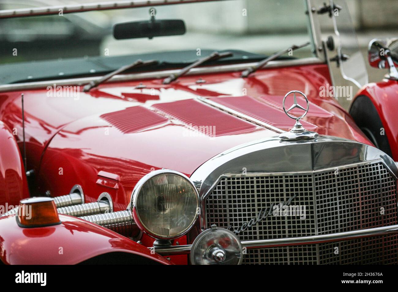 Bucarest, Roumanie, le 23 juin 2009 : old red 1964 Mercedes Excalibur SS est exposé dans le stationnement d'un hôtel de luxe à Bucarest. Banque D'Images