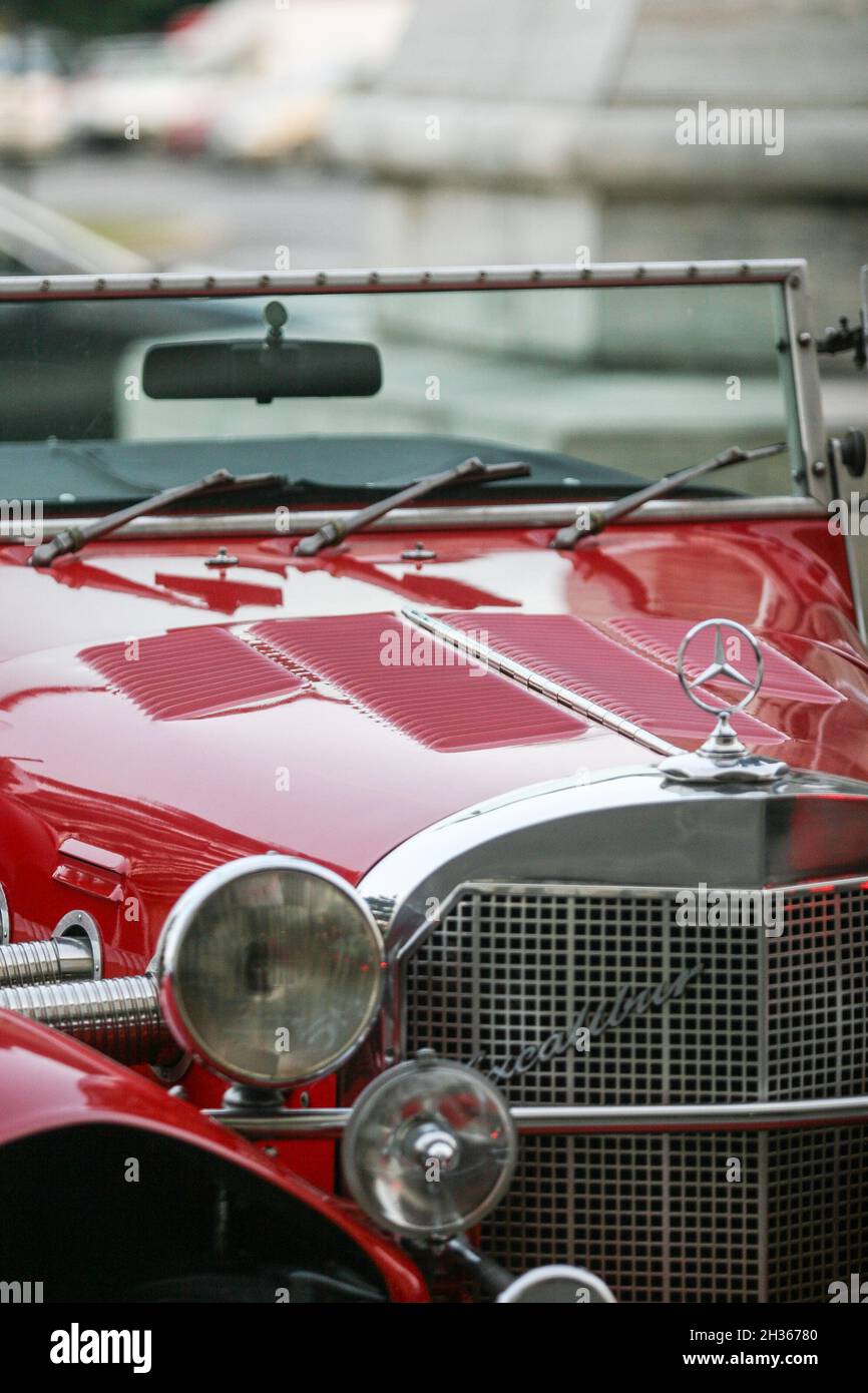 Bucarest, Roumanie, le 23 juin 2009 : old red 1964 Mercedes Excalibur SS est exposé dans le stationnement d'un hôtel de luxe à Bucarest. Banque D'Images