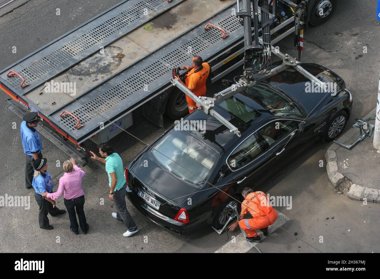 Bucarest, Roumanie, 30 juillet 2009 : La municipalité évacuer services stationnés illégalement voiture à Bucarest. Banque D'Images