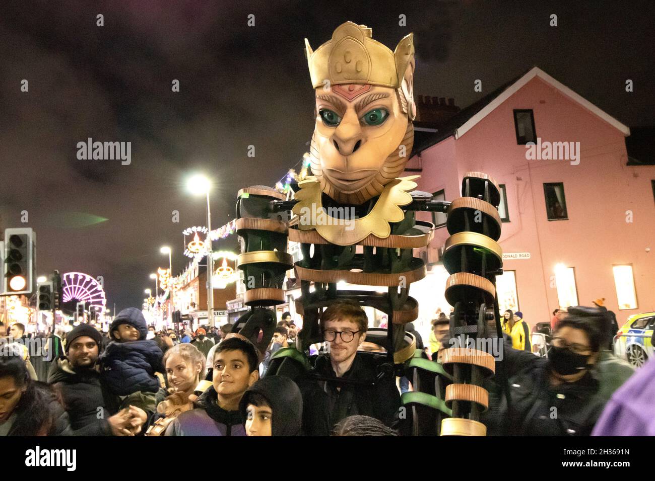 Le voyant Diwali s'allume chaque année à Leicester.Des milliers de personnes ont essaié dans le Golden Mile la région de Leicester le long de la route Belgrave pour célébrer le début du festival.Le festival est l'un des plus grands festivals de Diwali en Europe.L'une des marionnettes géantes qui marchent le long du Golden Mile. Banque D'Images