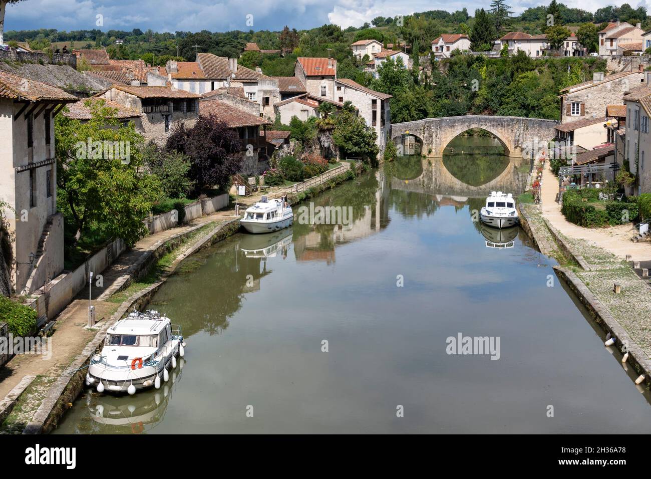 Nérac est une petite ville située au sud-ouest de la France, au bord de la rivière Baïse, avec des bâtiments patrimoniaux. Banque D'Images