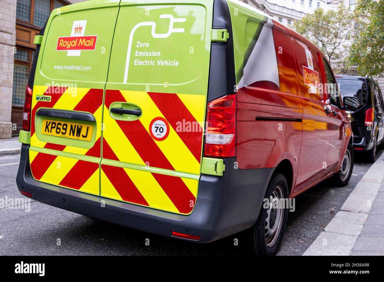 Une fourgonnette Royal Mail Delivery entièrement électrique garée sur le côté de la route dans le centre de Londres Angleterre Royaume-Uni sans personne Banque D'Images