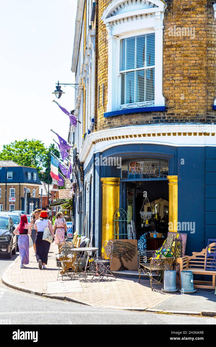 Antiquités exposées dans la rue à l'extérieur de la boutique Palace antiques sur East Molesey, Londres, Royaume-Uni Banque D'Images
