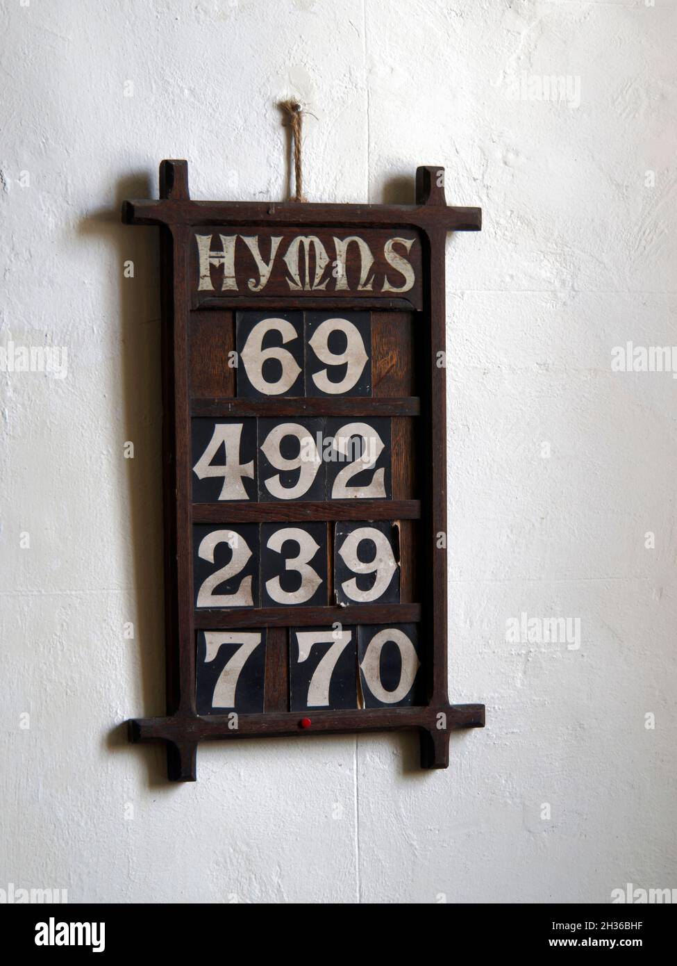 Le conseil des hymnes de l'église des Saints, Spetchley, une église anglicane redondante adjacente au parc de Spetchley, dans le Worcestershire, énumère les hymnes à chanter. Banque D'Images