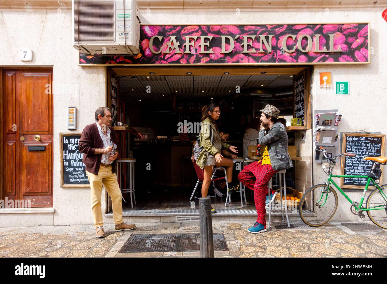 Les personnes devant le café bar dans la vieille ville de Palma de Majorque, rue Espagne Banque D'Images