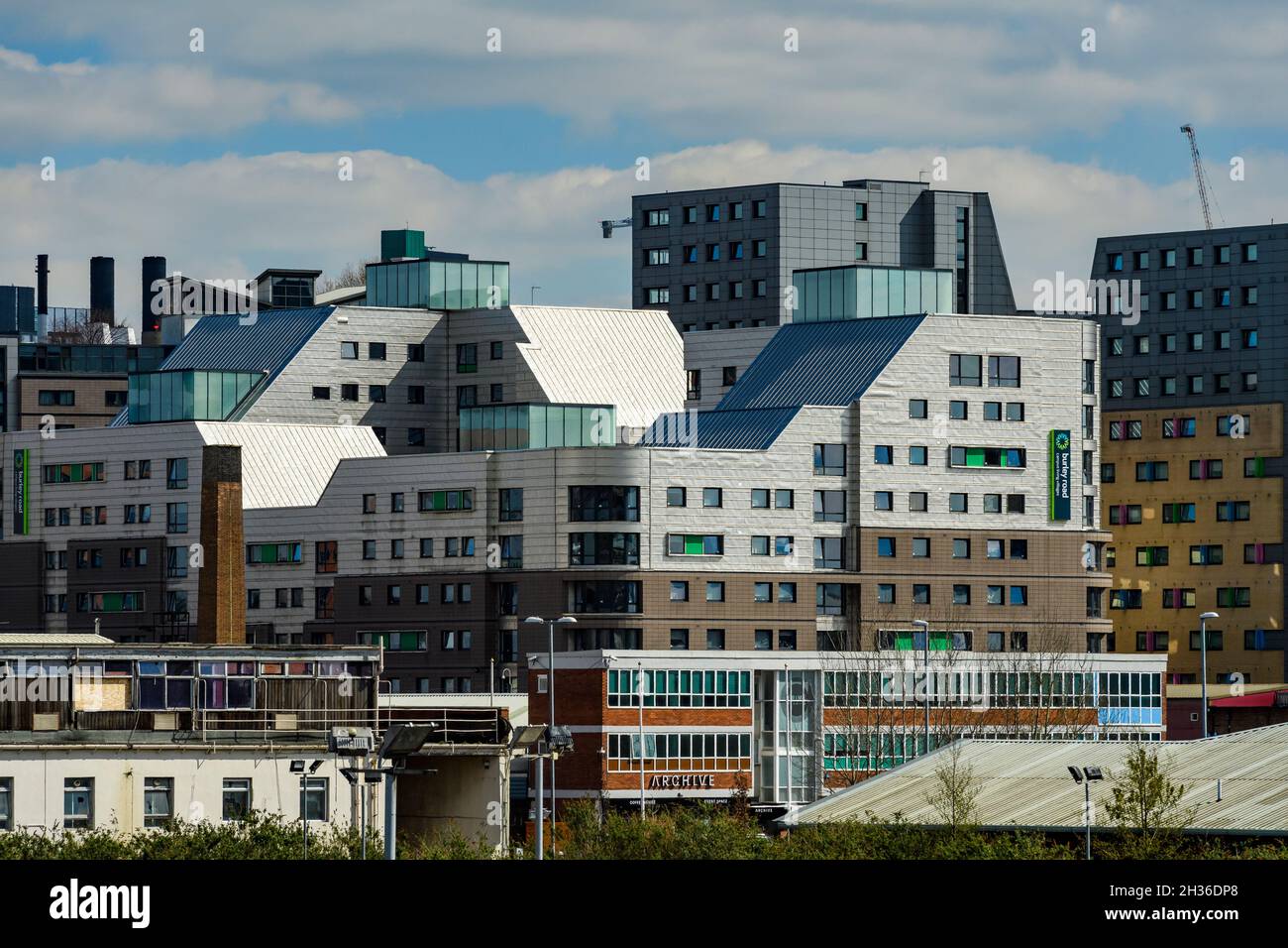 Zone régénérée et développée de la ville (appartements modernes pour étudiants en hauteur) contrastant avec les anciens bâtiments désutilisés : Leeds, Yorkshire, Angleterre, Royaume-Uni. Banque D'Images