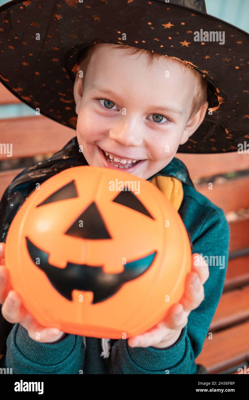 Halloween enfants.Mignon petit garçon, enfant portant chapeau de sorcière  avec seau en bonbon orange Jack O Lantern.Joyeux Halloween Photo Stock -  Alamy