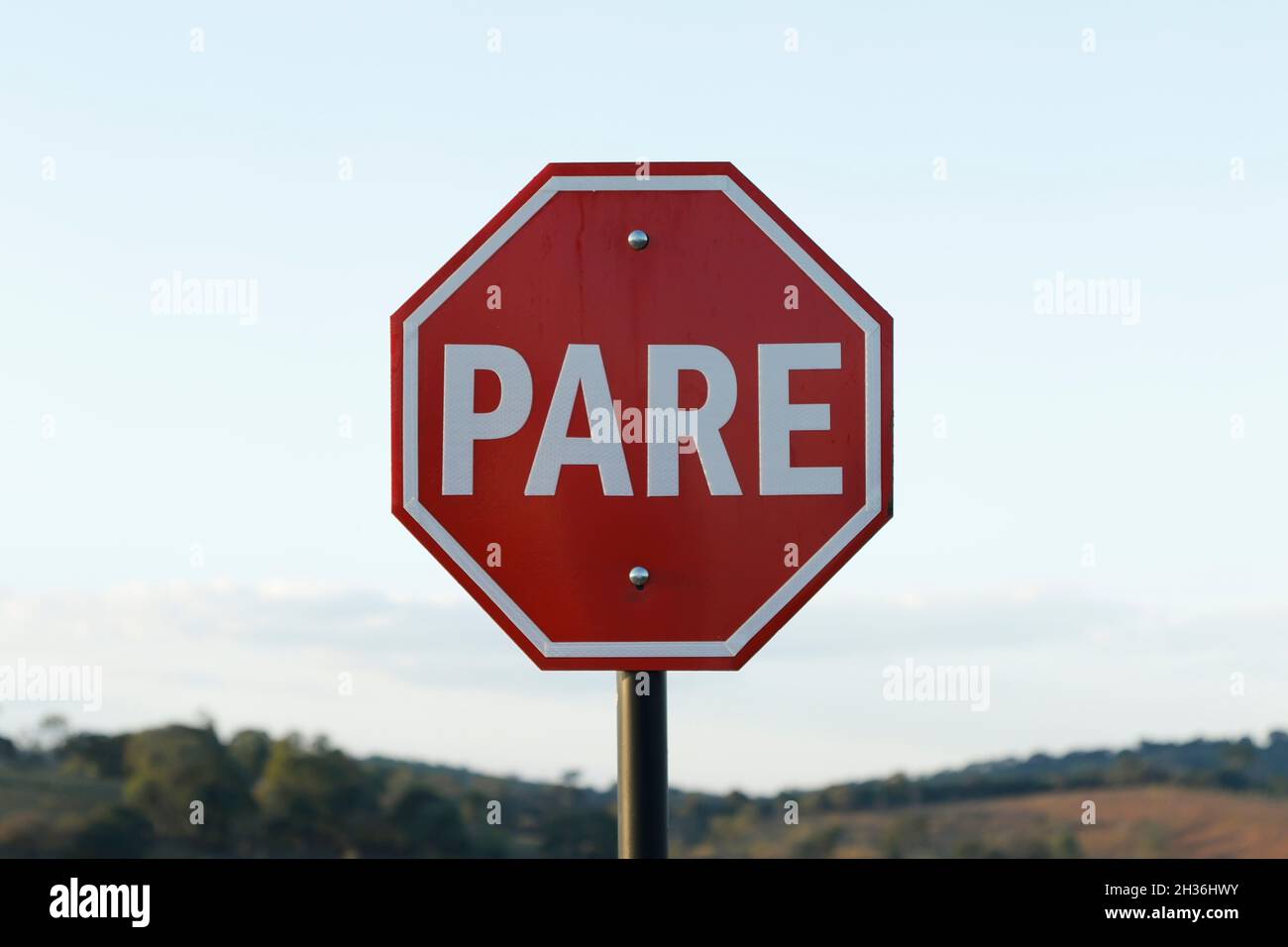 Panneau d'arrêt obligatoire dans le Portugal brésilien PARE Banque D'Images