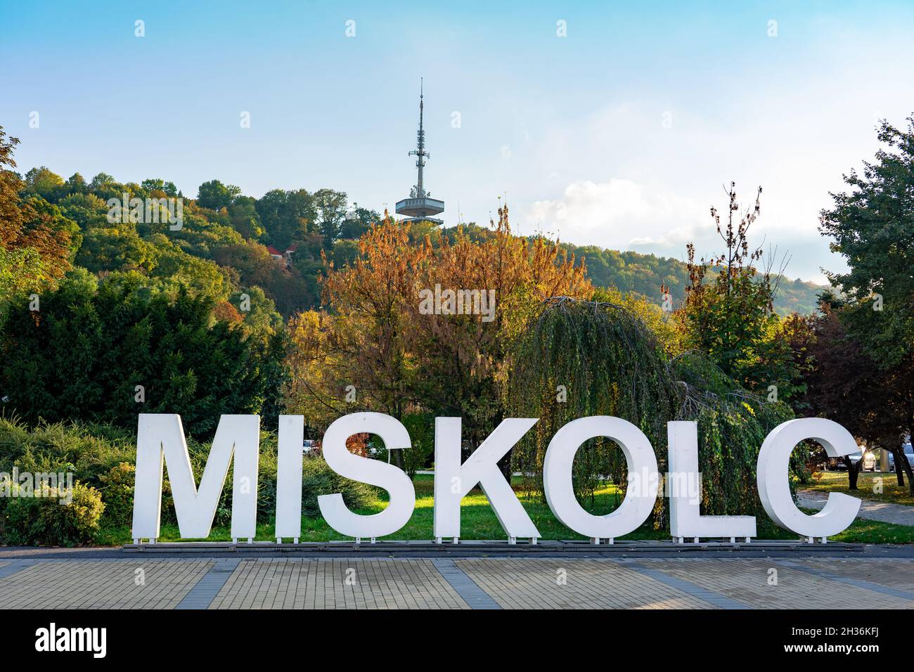 Panneau de texte Miskolc dans le centre-ville du parc avec arrière-plan de la tour de radio tv Banque D'Images