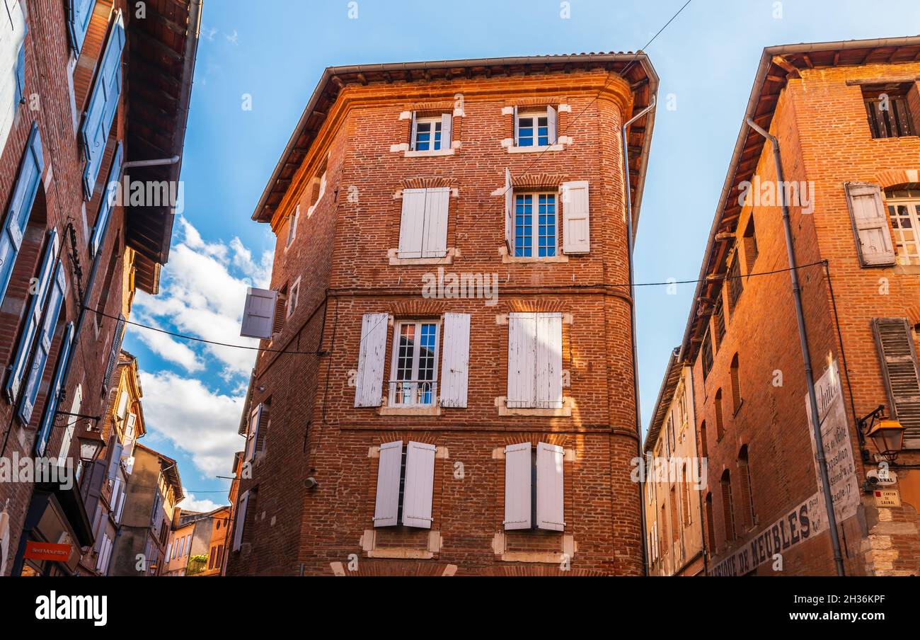 Façades typiques du centre historique de la ville d'Albi, dans le Tarn, en Occitanie, France Banque D'Images