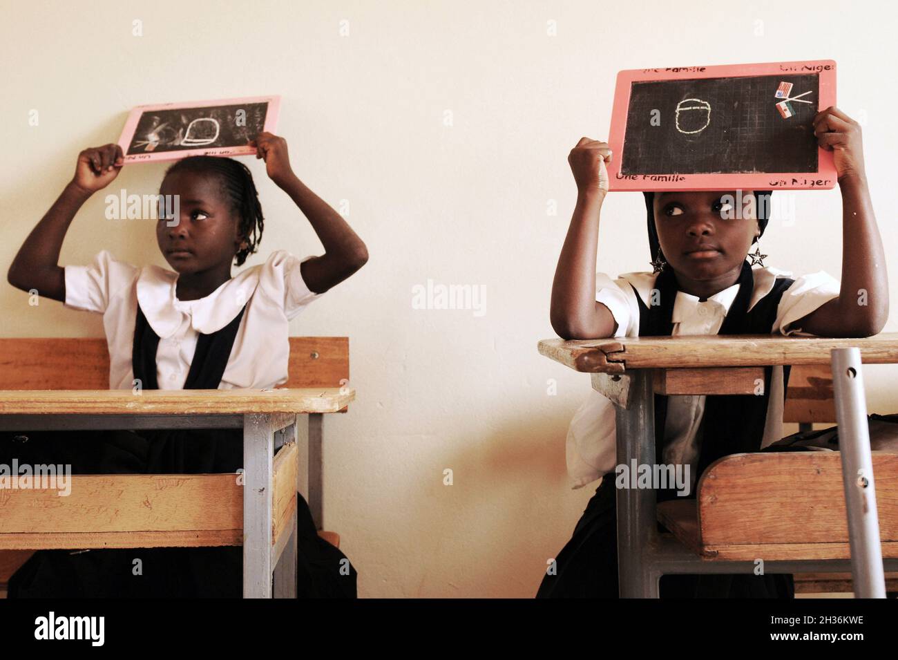 NIGER.NIAMEY.LES ÉLÈVES ET LEURS CONSEILS D'ADMINISTRATION PENDANT UNE LEÇON À L'ÉCOLE CATHOLIQUE Banque D'Images