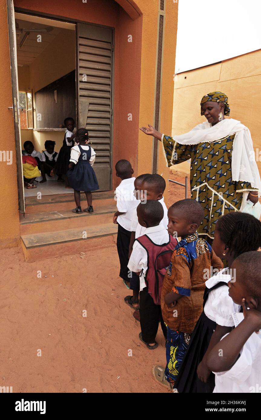 NIGER.NIAMEY.LE DÉBUT DE LA LEÇON À L'ÉCOLE CATHOLIQUE Banque D'Images