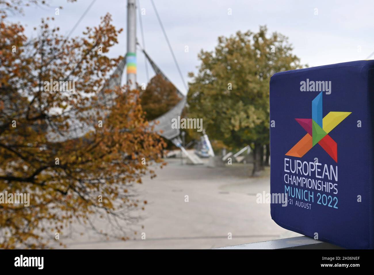 Munich, Allemagne.26 octobre 2021.Motif, caractéristique, logo, EUROPEAN CHAMPIONSHIPS MUNICH 2022- devant l'Olympiahalle.Date de presse Championnats d'Europe 2022 du 11-21.8.2022.Credit: dpa/Alay Live News Banque D'Images