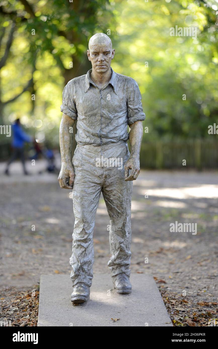 Londres, Angleterre, Royaume-Uni.Holland Park, Kensington.Statue « Walking Man » (Sean Henry - 1998) Banque D'Images