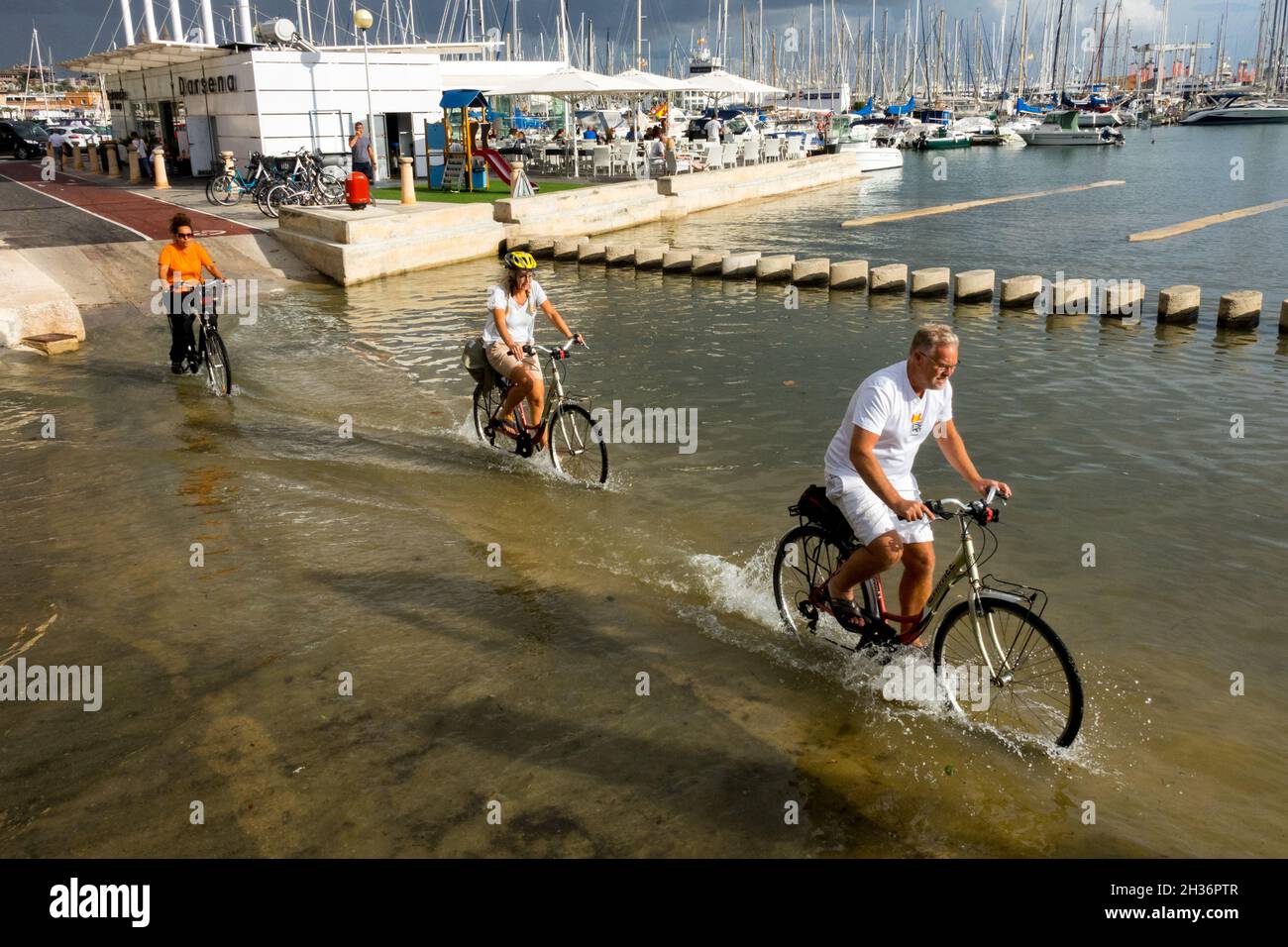 Les touristes à vélo traversent l'eau dans le port de Palma de Majorque port de plaisance Espagne Banque D'Images