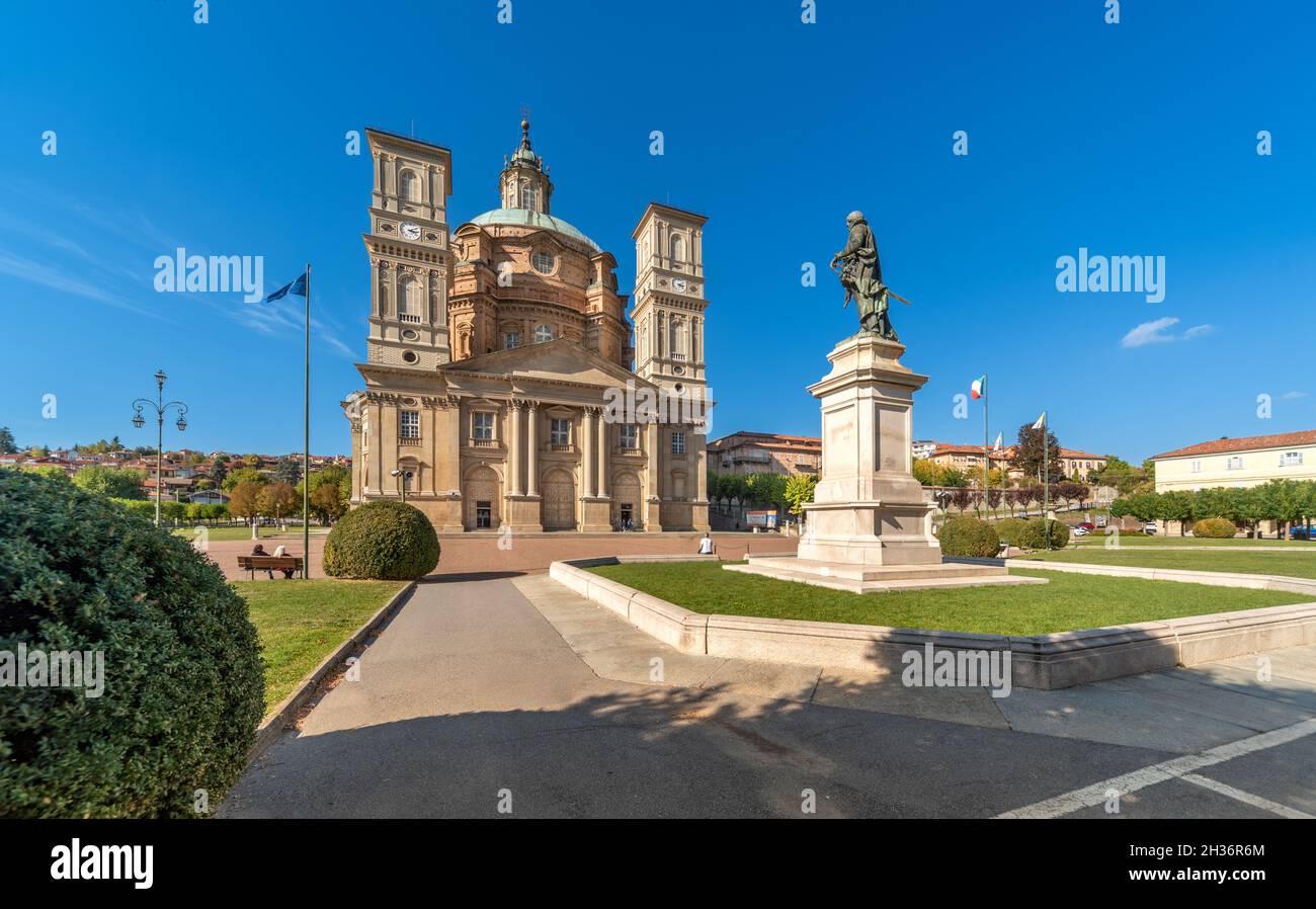 Vicoforte, Cuneo, Piémont, Italie - 13 octobre 2021 : Sanctuaire de la Nativité de Marie avec le plus grand dôme elliptique au monde Banque D'Images