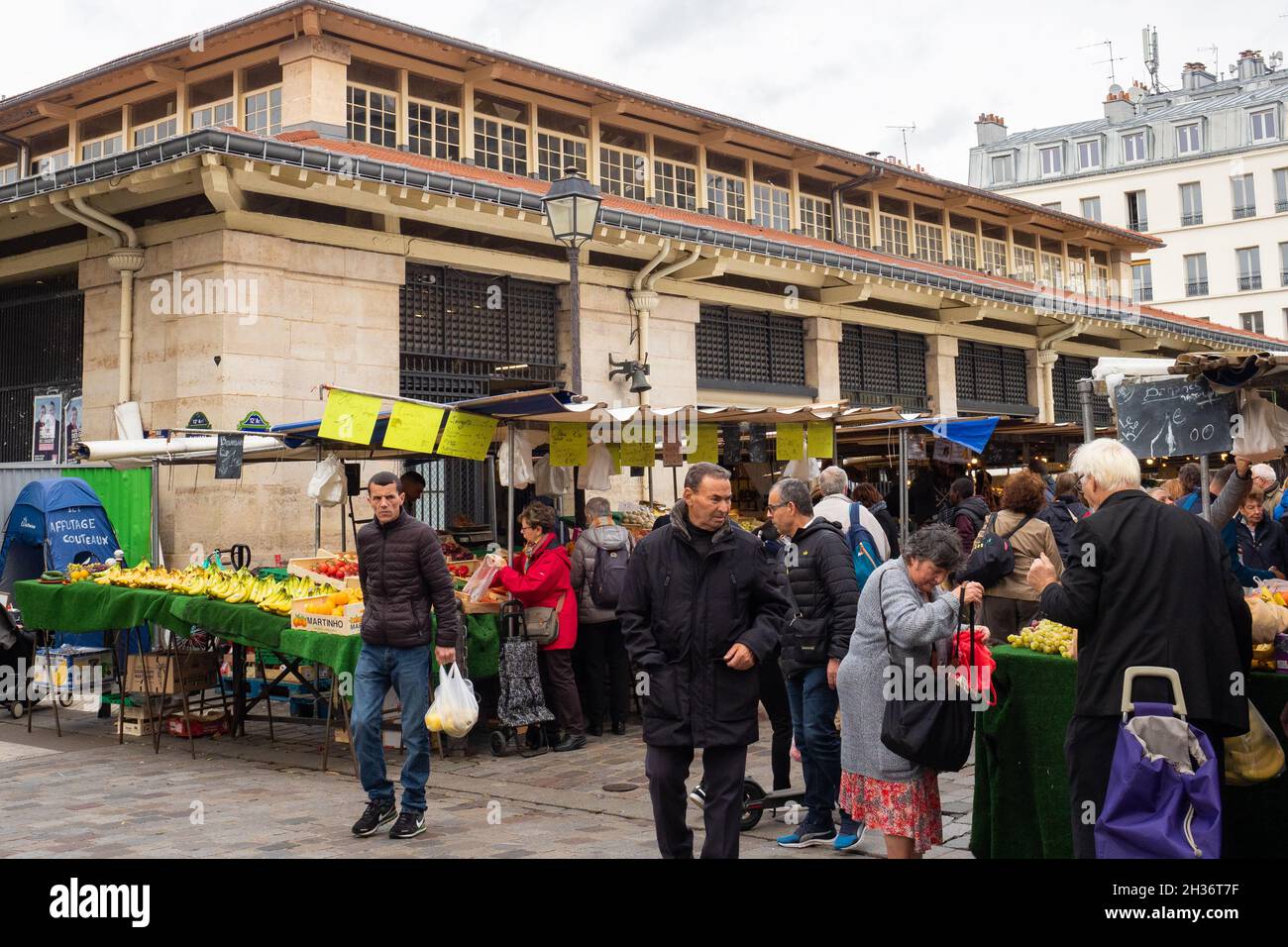 Paris, France - 11 février 2019 : ambiance animée pendant le marché du lundi sur la place d'Aligre Banque D'Images