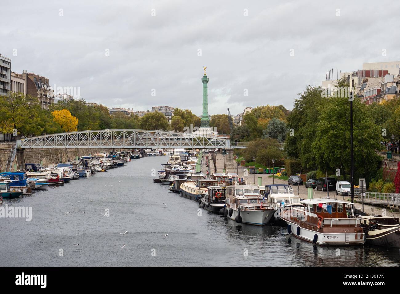 Paris, France 11 février 2019 : Canal Saint Martin avec Bastille et une rangée de péniches ancrées. Banque D'Images