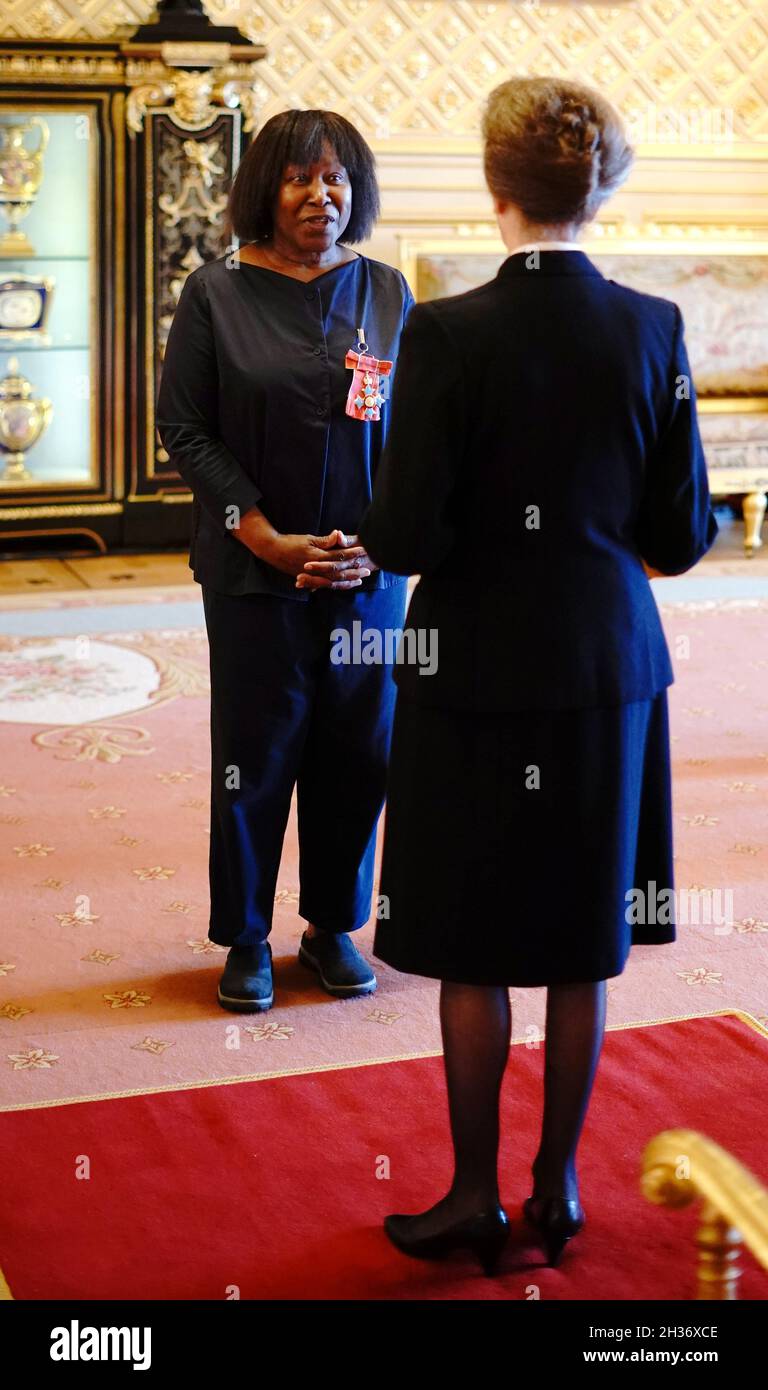 Joan Armatrading est faite CBE (Commandant de l'ordre de l'Empire britannique) par la princesse Royal lors d'une cérémonie d'investiture au château de Windsor.Date de la photo: Mardi 26 octobre 2021. Banque D'Images