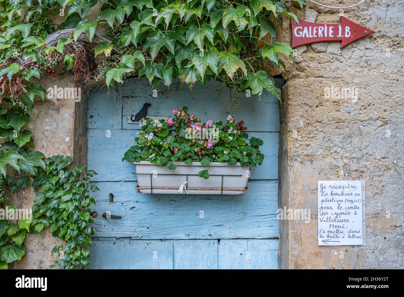 Encore la vie d'une porte vue à Lourmarin, dans le sud de la France Banque D'Images
