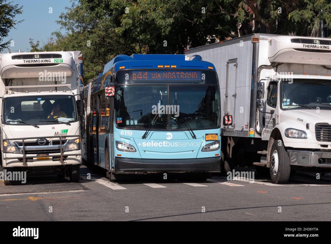 EMBOUTEILLAGE.Un autobus de New York passe par un point de passage sur Lee Ave. À Williamsburg, Brooklyn, New York City Banque D'Images