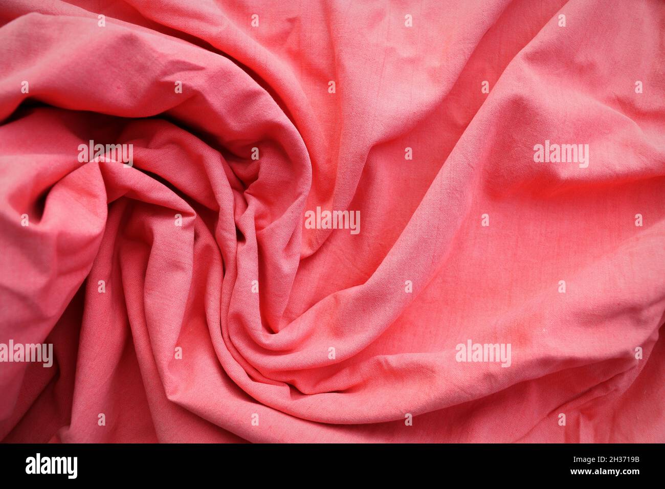 Tissu doré rose texture pour le fond et le travail d'art de conception, beau motif froissé de coton rose Banque D'Images