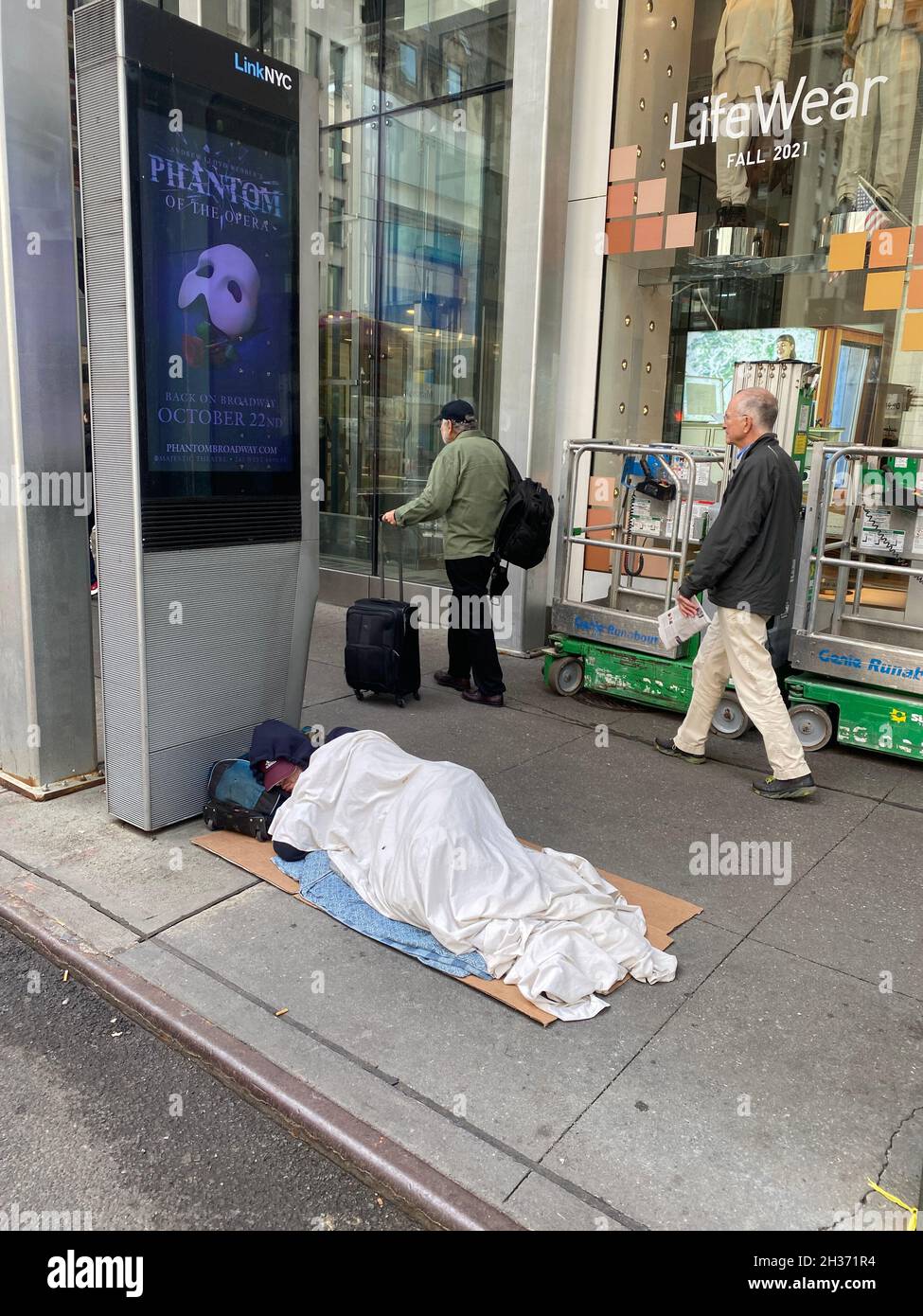 Un homme sans abri a été descendu juste à côté de la 5e Avenue dans le centre-ville de Manhattan.NYC Banque D'Images