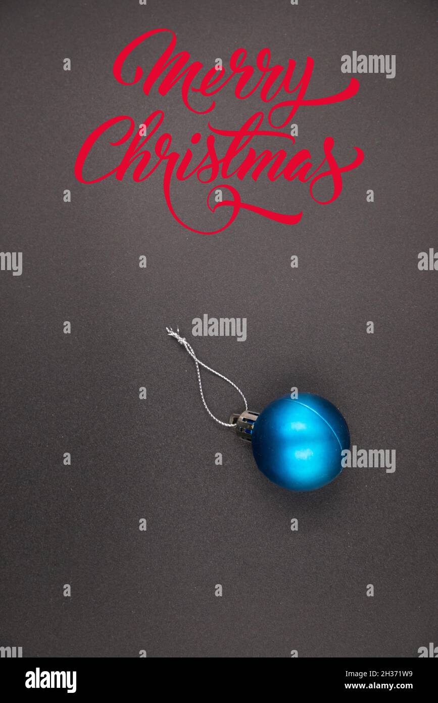 carte de noël avec boule de noël bleue isolée sur fond noir.Joyeux noël Banque D'Images