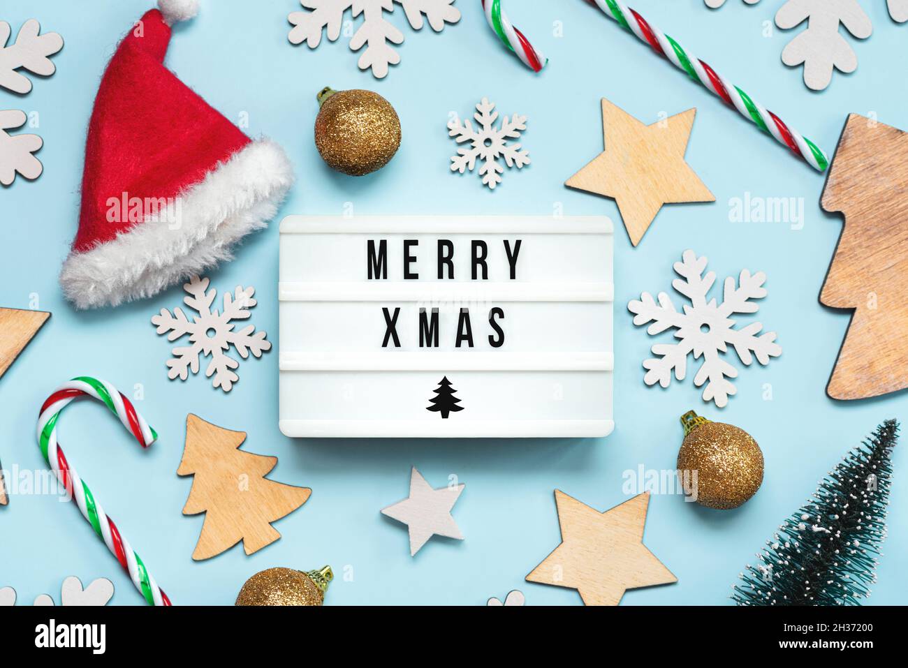 Merry Christmas.Light Box avec le texte Merry Xmas et la décoration de Noël sur fond bleu.Christmas concept background Banque D'Images