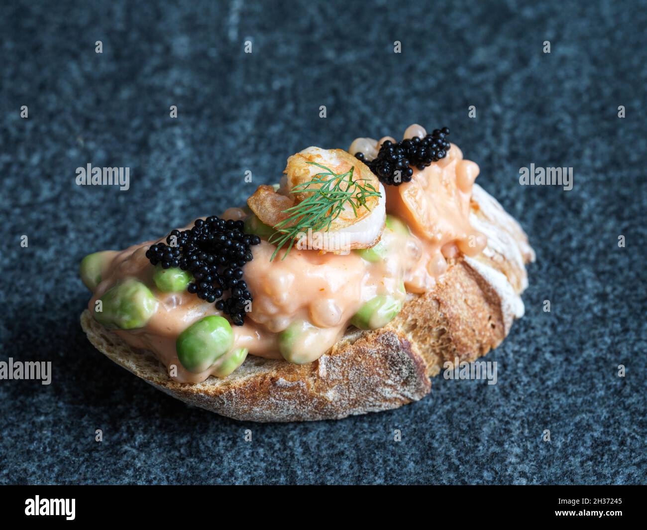 Pain en croûte avec salade de crevettes tigrées et haricots édamames avec caviar et aneth Banque D'Images