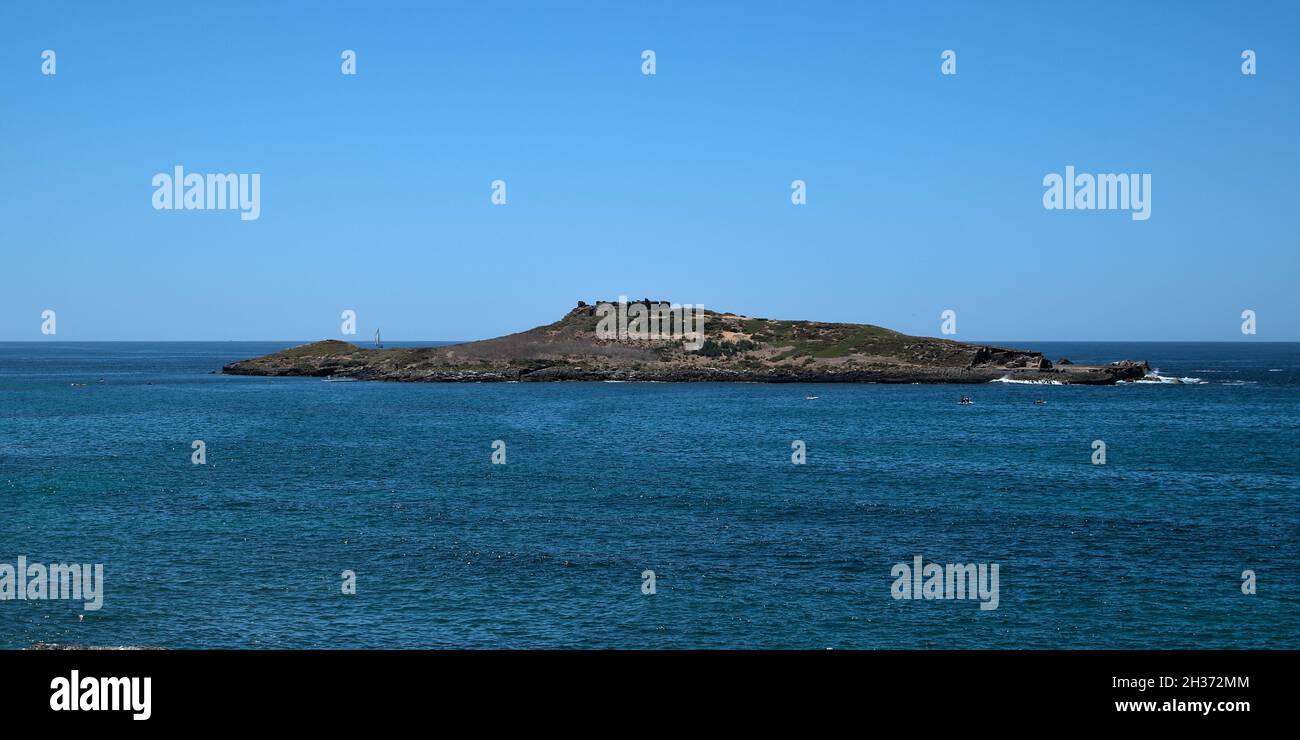 Île de Pessegueiro (Ilha do Pessegueiro) sur la Mer Bleue et le ciel.Porto Covo, Alentejo, Portugal Banque D'Images