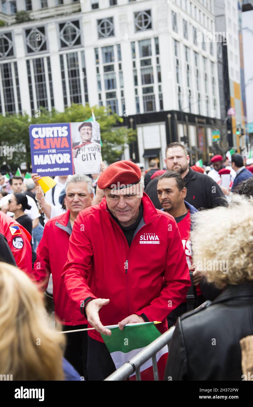 Curtis Sliwa, fondateur des Guardian Angels, lors de la parade du jour de 2021 à Columbus sur la 5e Avenue à New York, en lice comme candidat du parti républicain pour le maire de New York. Banque D'Images