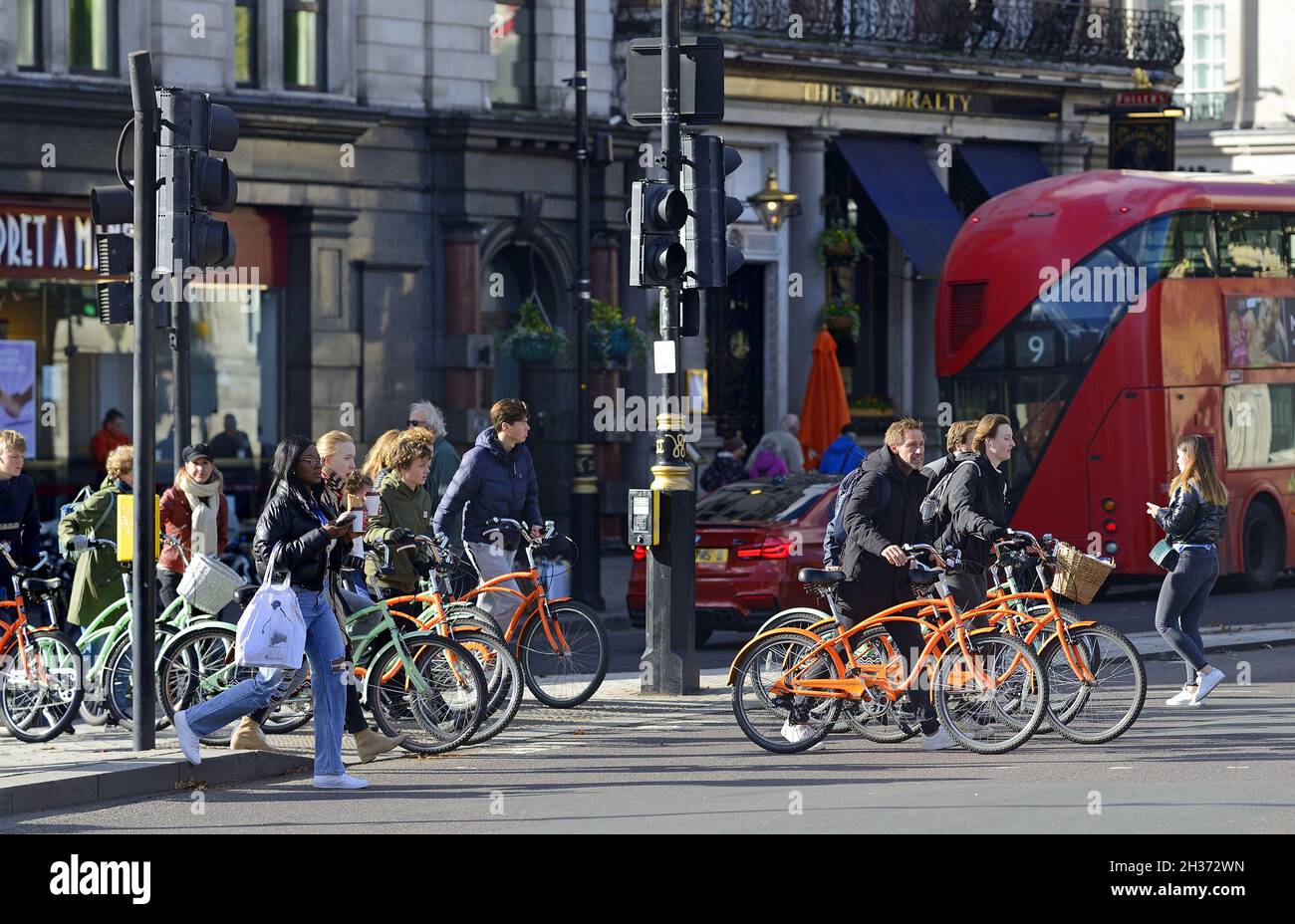 Londres, Angleterre, Royaume-Uni."Les cyclistes qui poussent à vélo à travers une traversée piétonne de Trafalgar Square. Banque D'Images