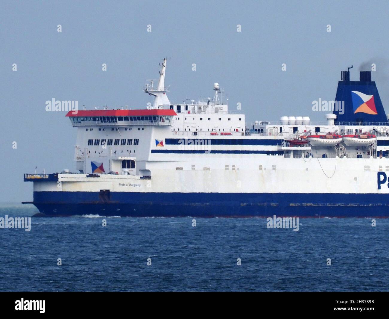 Sheerness, Kent, Royaume-Uni.26 octobre 2021.Le ferry P&O's Pride of Burgundy passe par Sheerness sur le chemin de Tilbury (généralement pour le service ou la mise à pied).Crédit : James Bell/Alay Live News Banque D'Images