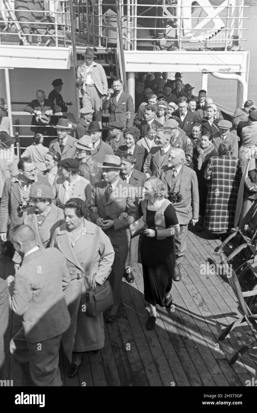 KdF Nordlandfahrt Passagiere auf der nach Norwegen mit dem Schiff Wilhelm Gustloff', '1930er Jahre Deutschland. Passager de la croisière vers la Norvège avec le KdF navire 'Wilhelm Gustloff', Allemagne 1930. Banque D'Images
