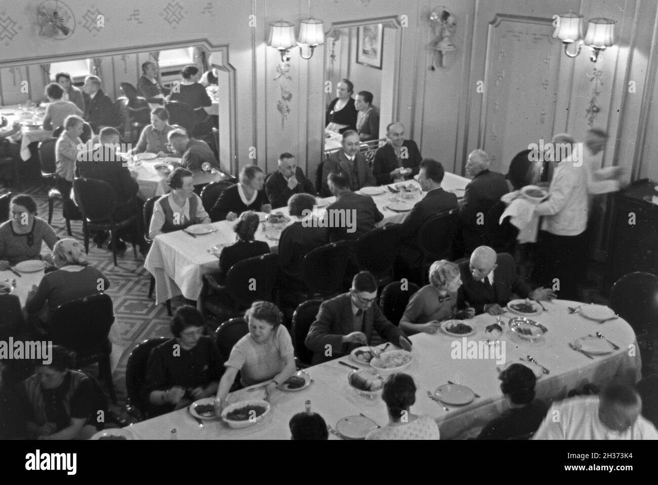 Im Speisesaal auf nach Nordlandfahrt Norwegen mit dem Schiff 'Wilhelm Gustloff KdF', Deutschland 1930 er Jahre. Dans la salle à manger du navire Kdf ''Wilhelm Gustloff' sur un voyage en Norvège, en 1930. Banque D'Images